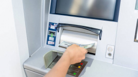 В России прекращают принимать доллары и евро через банкоматы