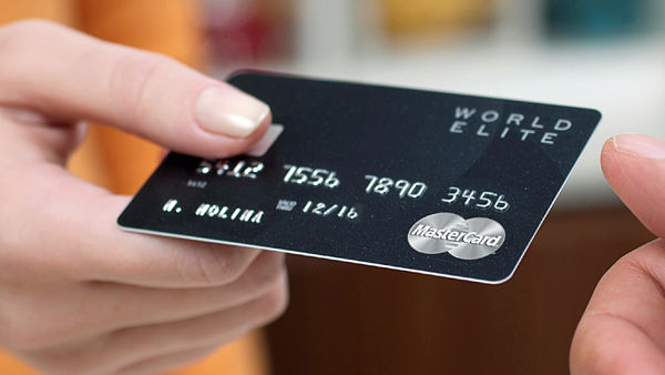 Сбербанк вдвое снизил стоимость годового обслуживания премиальных кредитных карт