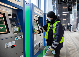 Более 450 билетных автоматов ежедневно дезинфицируют на МЦД