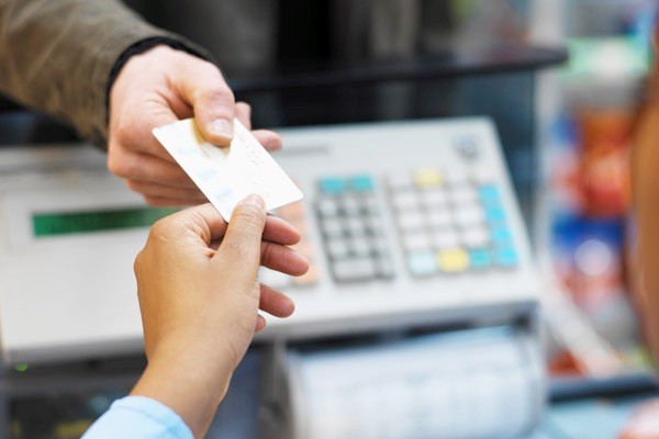 Сбербанк представил услугу снятия наличных на кассе магазина при безналичной оплате покупки