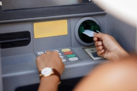 Доля снятия средств в банкоматах по сумме впервые за несколько лет превысила внесения