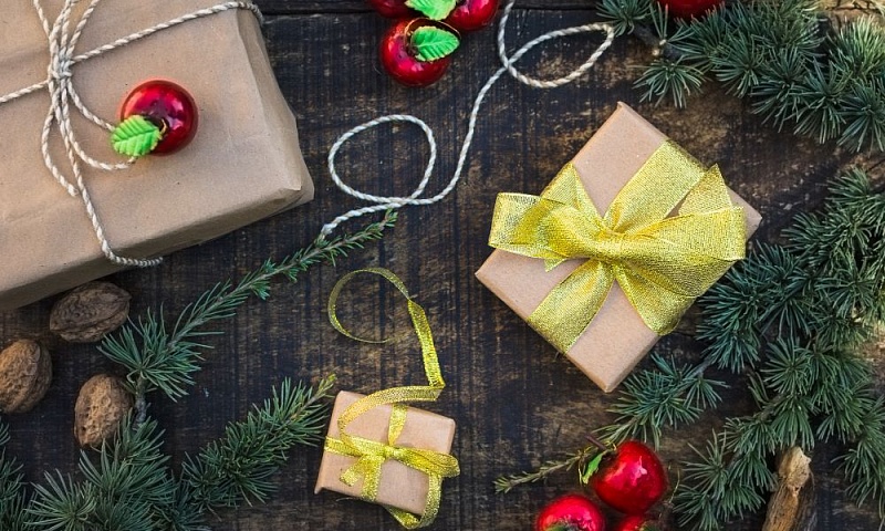 Большинство россиян планирует потратить до 5 тысяч рублей на новогодние подарки