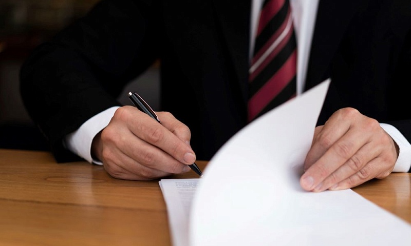 Подписан закон о подтверждении возраста через Max при покупке алкоголя сигарет и энергетиков