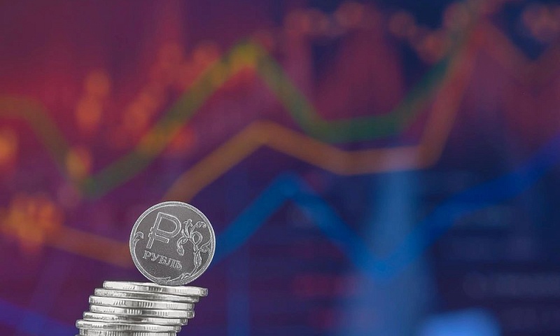Рубль стал самой укрепившейся валютой к доллару по итогам 2025 года