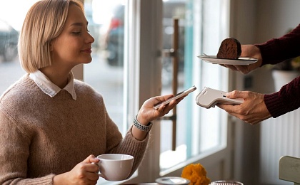 75% россиян оставляют чаевые за оказанную услугу