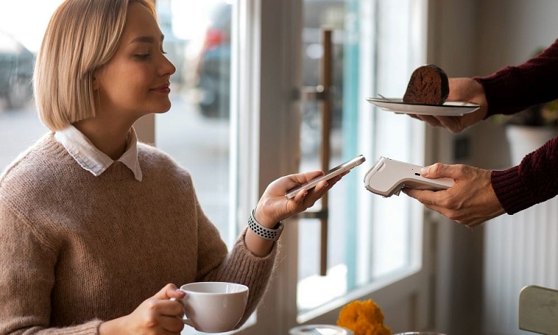 75% россиян оставляют чаевые за оказанную услугу