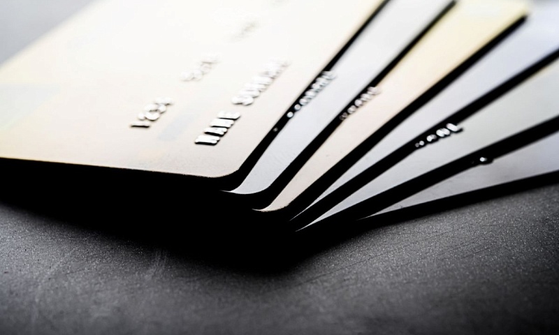 Количество выданных в России кредитных карт сократилось за год на 25%