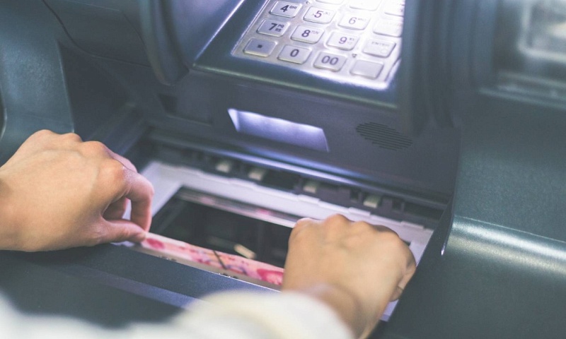 Росфинмониторинг объяснил ограничению внесения наличных через банкоматы рисками отмывания преступных доходов