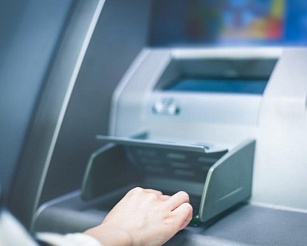 В 2025 году наличные средства через банкоматы чаще вносили, чем снимали