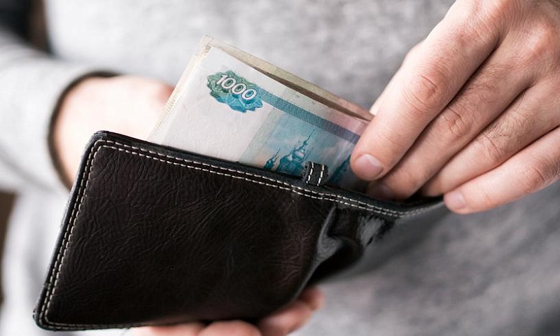 Средняя сумма наличных в кошельке россиян упала на 30 процентов