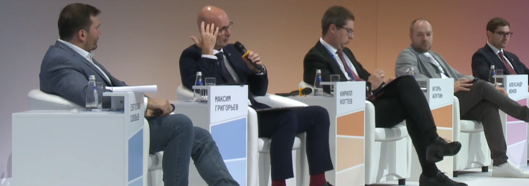 Грозит ли нам рабство ИИ-агентов, обсудили на Финополисе 2025