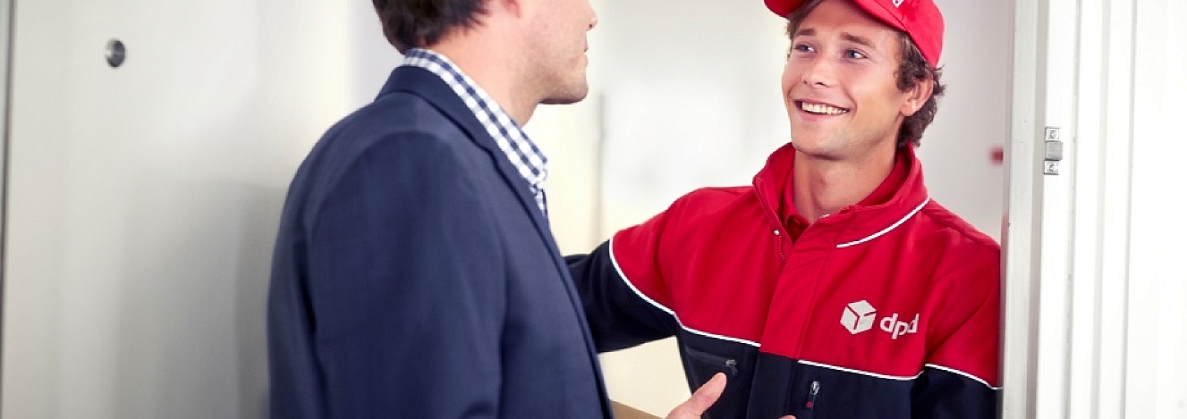 Россияне стали чаще оставлять чаевые курьерам в конце декабря