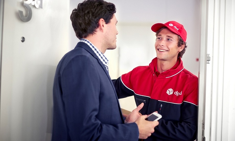 Россияне стали чаще оставлять чаевые курьерам в конце декабря