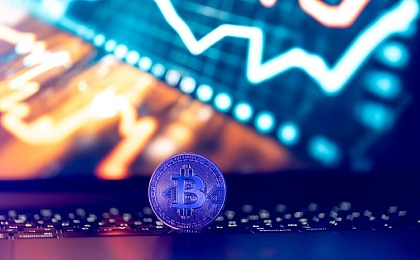 Криптокомпании в США массово сокращают сотрудников из-за развития на ИИ и рыночных условий