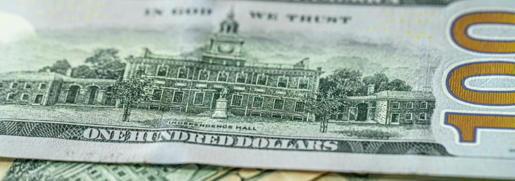 Минфин предложил разрешить туристам платить наличной валютой за границей