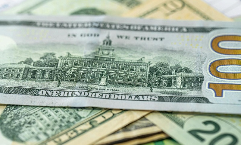 Минфин предложил разрешить туристам платить наличной валютой за границей