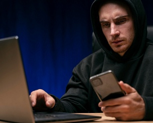 Мошенники внедряют новую схему: звонят в банки, притворяясь клиентами для блокировки карт