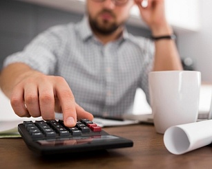 26% опрошенных россиян потратили на новый год на треть меньше, чем планировали