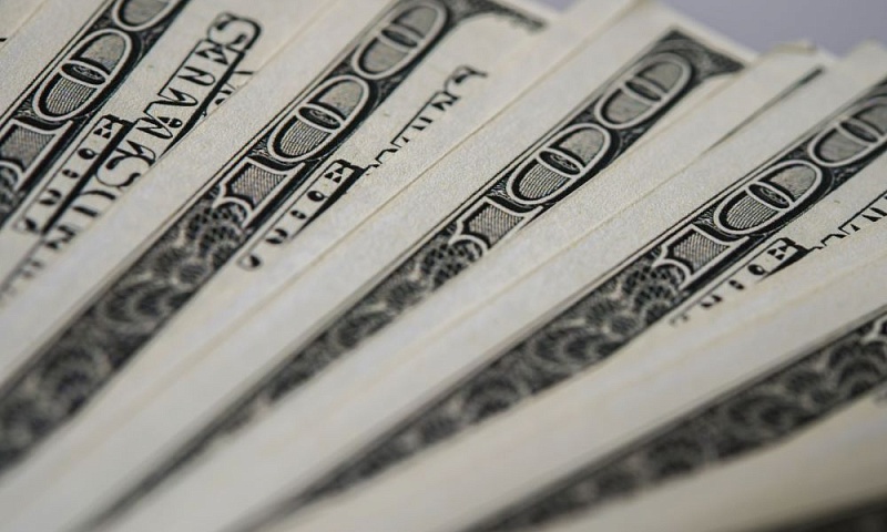 В декабре 2025 года доллары конвертировали в 3 раза чаще, чем евро